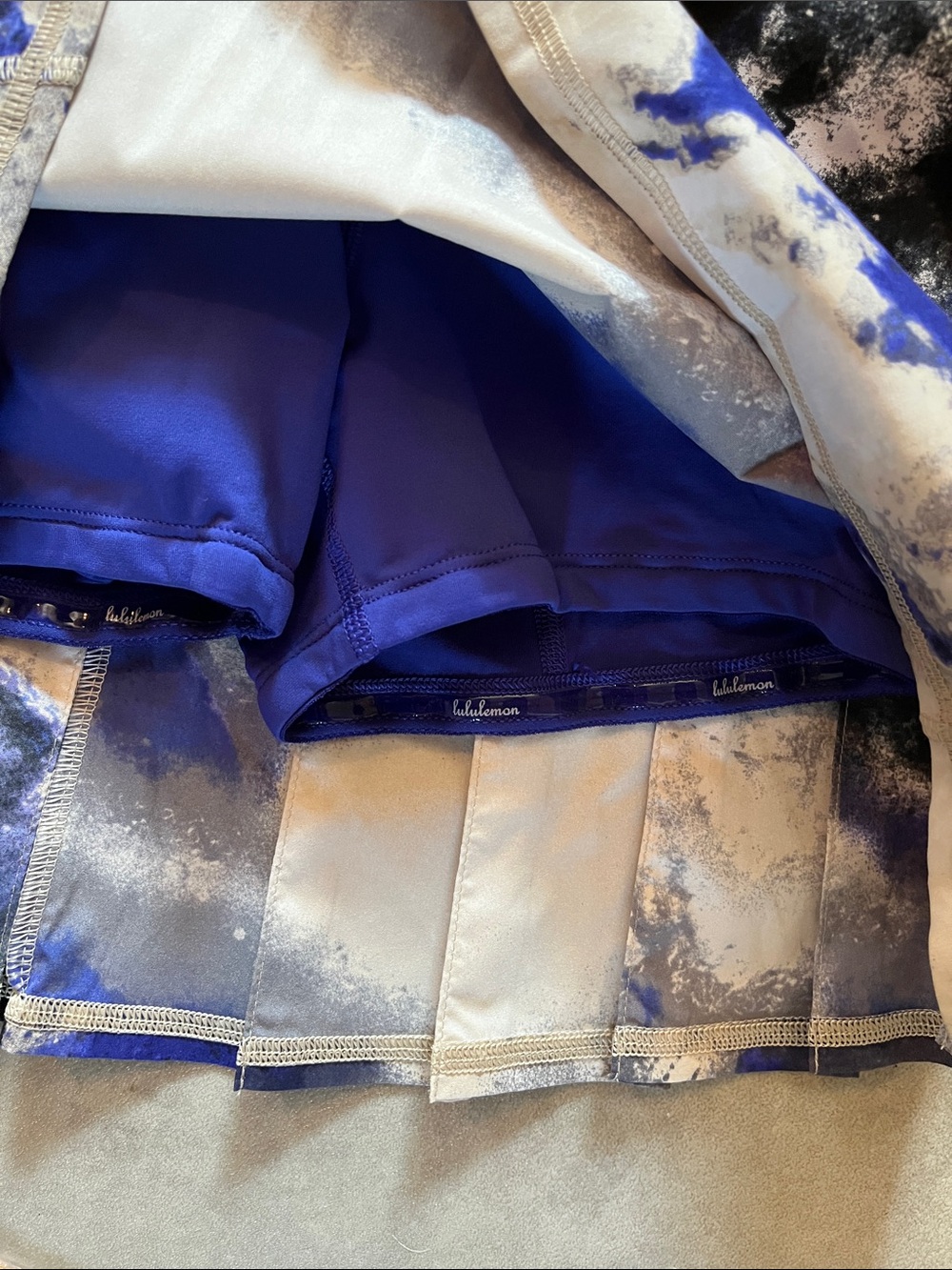 Lululemon athletica Black, White & Blue Abstract Skater Skirt
Size 2 tall - Picture 5 of 7